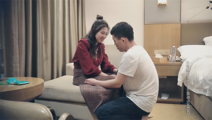 新版本新模型-AI高清2K修復大胸白虎妹極品美乳溫柔如水性格好連干兩炮激情四射