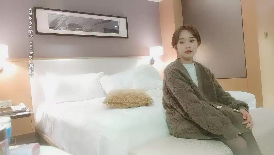 探花郎李尋歡深夜第二場長相甜美氣質萌妹啪啪，苗條身材穿上黑絲口交上位騎坐抽插呻吟