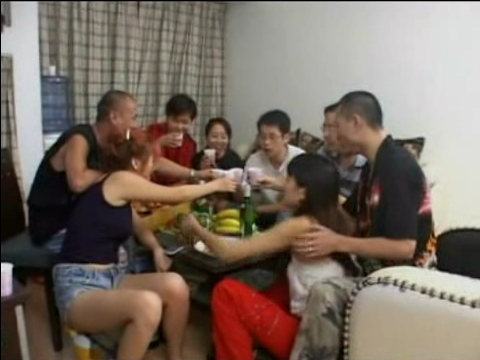 四川換妻一族 國產老片，真槍實彈，聚眾淫亂