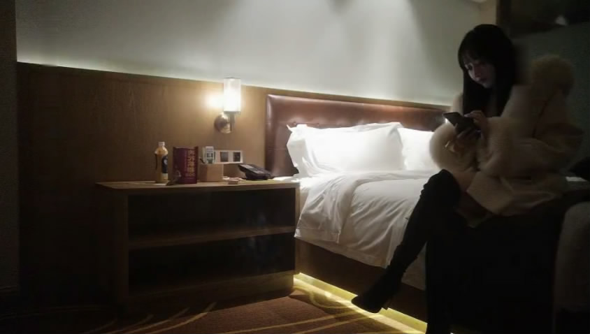 老闆酒店2200RMB網約上門性服務的大奶肥臀氣質援交妹身材很讚說話嗲嗲的有舞蹈功底幹了一個牛逼體位