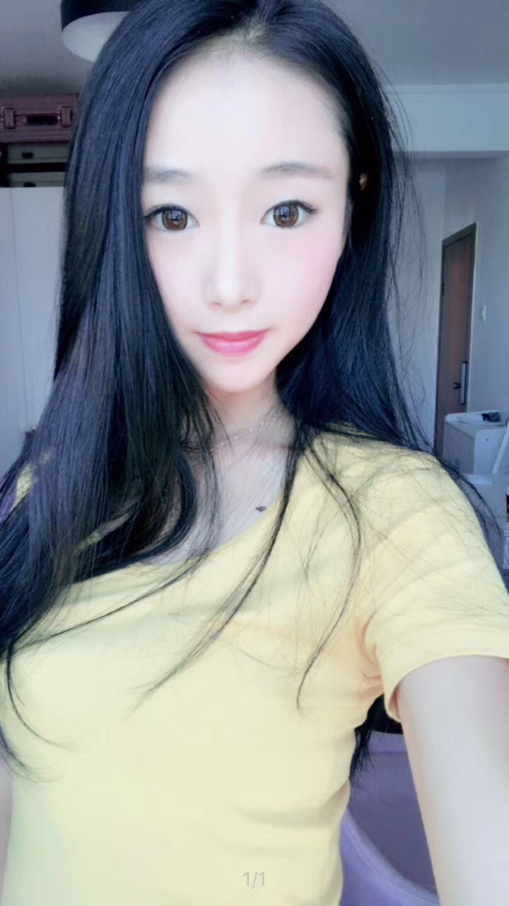 漂亮高挑的野生嫩模 長得很清純賢慧型 換了好多套緊身情趣裝 三點全露很配合 長腿人又纖瘦 要摸就加錢