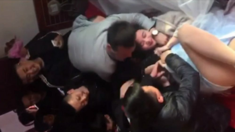 結婚惡搞伴娘，伴娘因長著一對美乳被一群色狼圍攻，胸罩都被掀翻直接伸手揉奶子