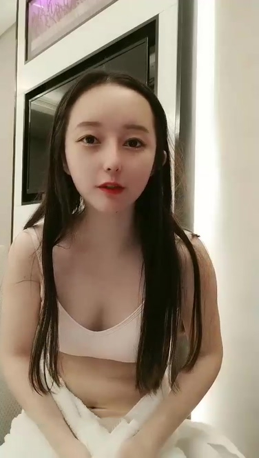極品熱巴高顏值美女道具自慰誘惑大秀，撩起衣服露奶椅子上特寫震動棒抽插