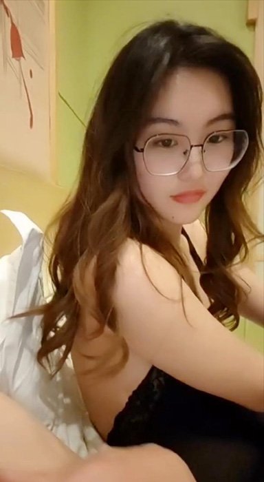 花錢找這種類型的模特兒拍攝也太好了，大尺度拍完還能來打一炮，四眼漂亮大方的連體黑絲高挑妹子