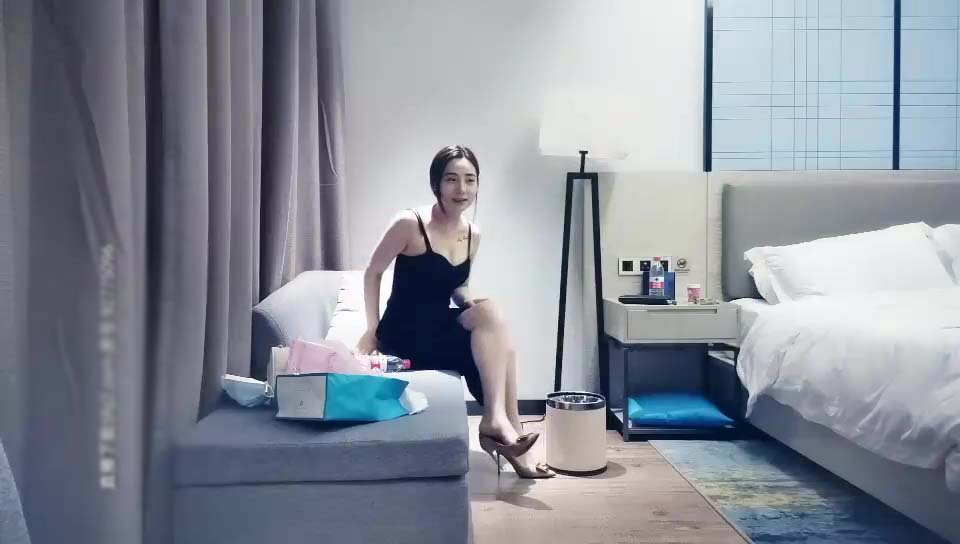 9總全國探花顏值不錯黑色長裙少婦，換上情趣護士裝舔弄口交上位騎坐，呻吟嬌喘非常誘人