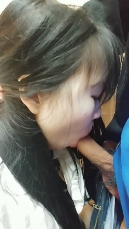 8口活深喉很厲害的白衣黑白格裙純情漂亮年輕美女與男友在公廁里激戰先口爆