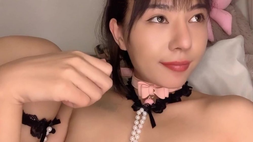 珍珠情趣項圈吊帶高顏值騷騷妹子大黑牛假屌自慰高潮噴水，跳蛋塞逼翹起屁股特寫假屌大黑牛雙管齊下震動高潮呻吟