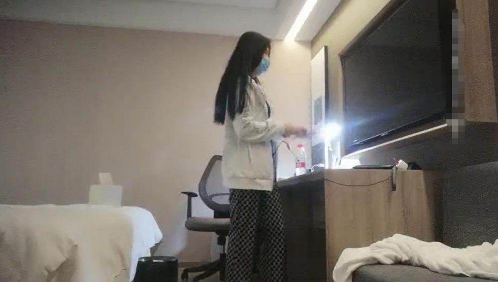 大熊探花 胖哥上場約了個高挑清秀妹子 大長腿美乳 肉棒抽插帶出白漿