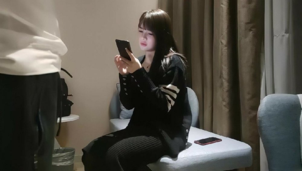 步賓探花黑衣顏值不錯妹子沙發上啪啪，舔逼口交抬腿側入抽插大力猛操