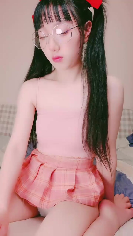 雙馬尾長相清純無毛粉嫩白虎眼鏡蘿莉萌妹難得露臉啪啪秀，舔奶翹起屁股露逼口交上位抱著抽插站立後入