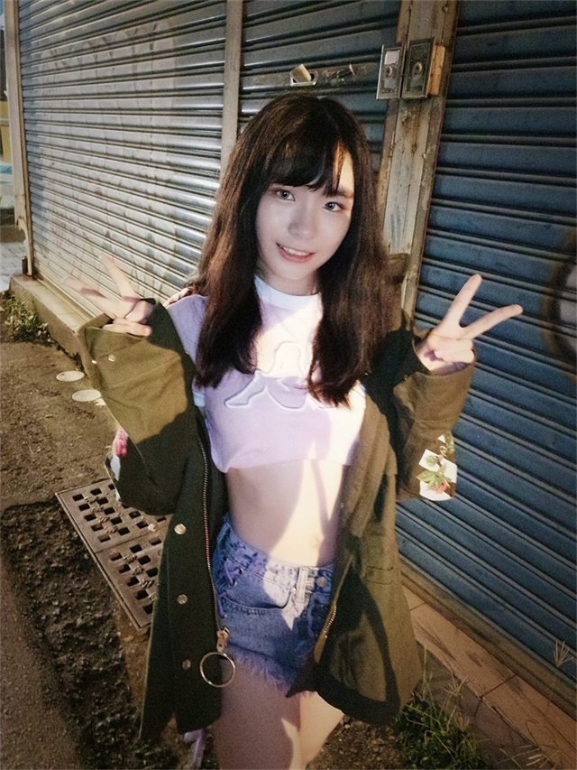 禦姐摘下口罩的瞬間，太美了吧，還是個大奶子女神，小哥動手摸了摸之後連誇手感好
