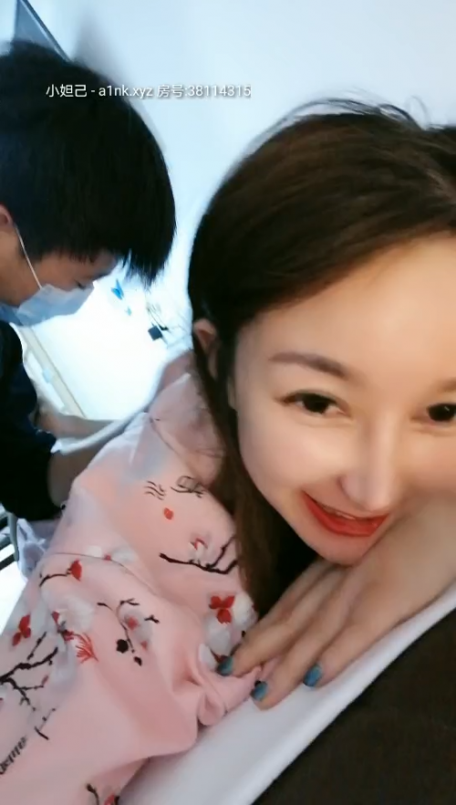 極品美少婦會所按摩呻吟嬌喘挑逗男技師，寂寞空虛借神棍一用 小穴太緊射爆套套精液流了一腿【推薦】