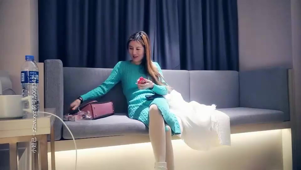 男魔小天探花約了個高顏值綠色長裙禦姐啪啪，掰穴舔逼近距離拍攝站立側入後入大力猛操