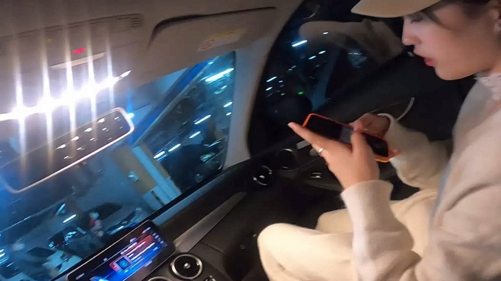 全程記錄剛認識的害羞的02年藝校校花約到酒店，身體很嫩，下面很小