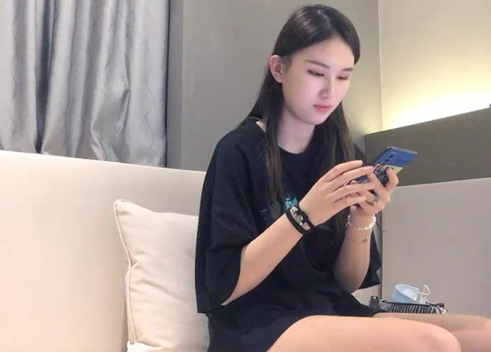 大長腿身高近1.8米的高端週邊冷豔型超模，連叫床都很冷豔，穿著這麼短的熱褲就來了，站起比男的高一個頭，邊吃奶邊幹很方便