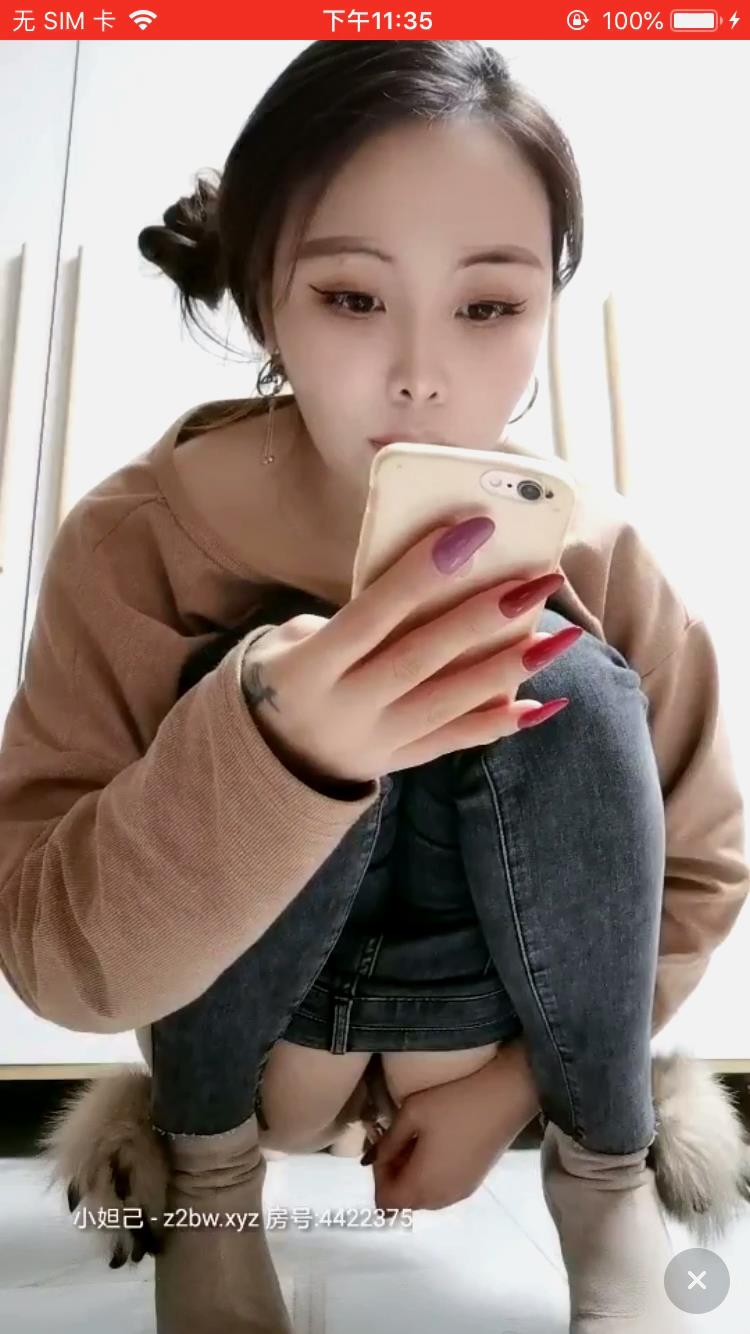 騷氣性感美熟女出租房約粉絲艹B，看面相就知道太騷了，勾引的粉絲舔逼舌吻