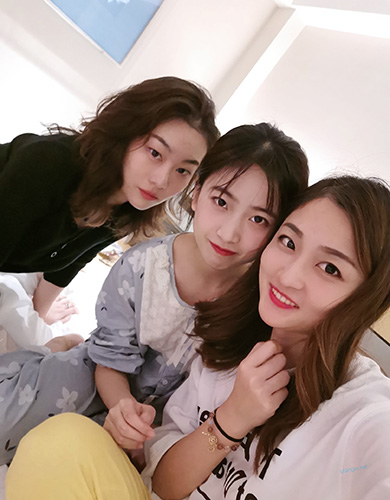 長得超級甜美的高顏值女學生，和體毛多的大叔各種做愛自拍視頻集合，素顏都這麼美