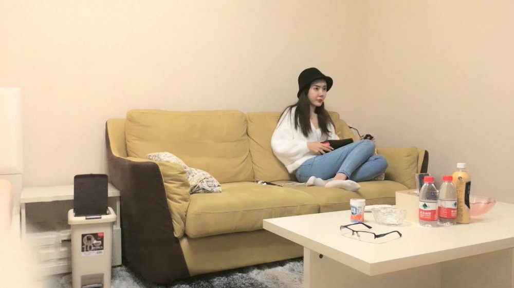 金三角獵豔約了個黑帽長相甜美妹子啪啪，特寫口交近距離拍攝抽插側入猛操