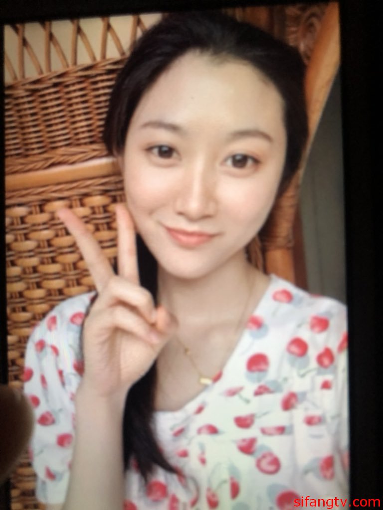 個人雲盤被盜洩密顏值高漂亮美女不雅生活自拍看不出外表清純可人妹子私下裡這麼騷陰毛濃密