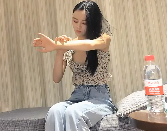 顏值控喜歡的高顏值美腿小美女，雖然胸部挺小但身材不錯，我猜小哥喜歡吃海鮮，因為他很喜歡舔妹子的鮑魚