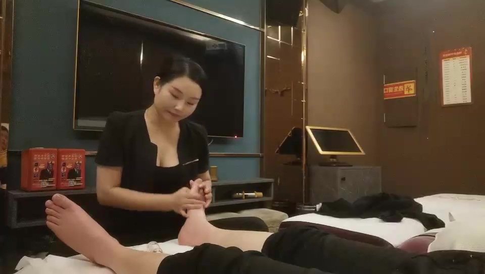 男人嘛的裝專攻足浴技師，找了個熟女技師帶出去操，沙發上口交坐上來騎乘后入猛操