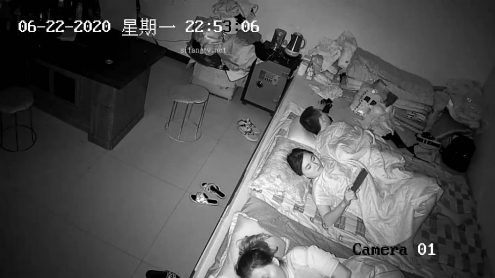 破解家庭網路攝像頭偷拍年輕小夫妻和媽媽睡一大炕等媽媽熟睡後偷偷做愛