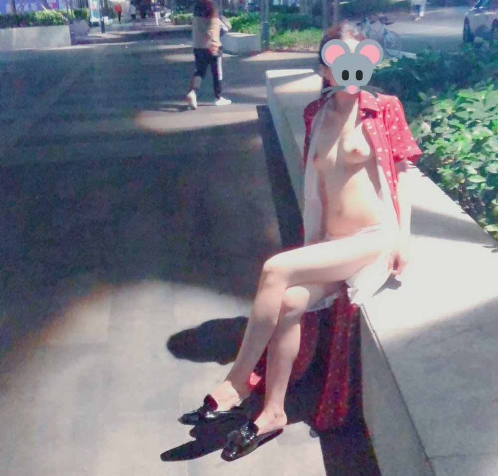 重金購買推特網紅嫩妹美小七身材苗條美腿美臀大膽挑戰戶外露出及與隔壁老王租客造愛套圖331P+視頻51V整合1V