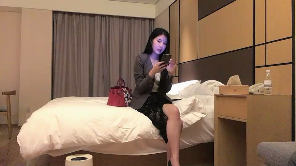 禦姐范極品性感氣質美女高價援交大屌男，奶子圓潤堅挺，身材勻稱，女上位自己捂著奶子乾，