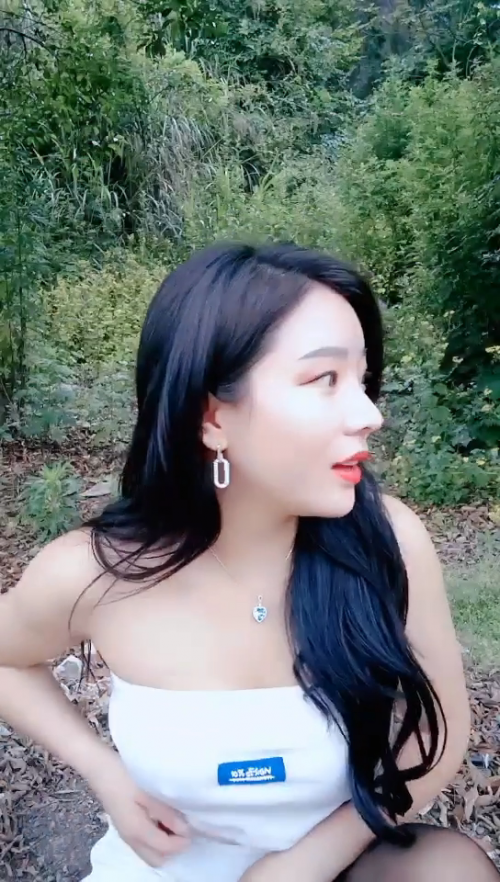極品美少婦戶外獵物偶遇幸運的山區護林員大叔，估計做夢也想不到日常上班還能豔遇，享受後庭極致潮吹