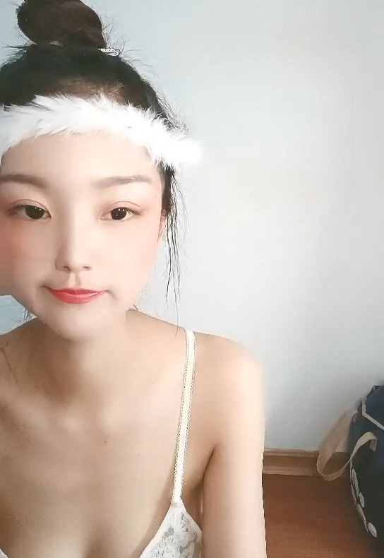 顏值不錯的小可愛全程露臉大秀直播，各種情趣絲襪裝扮誘惑