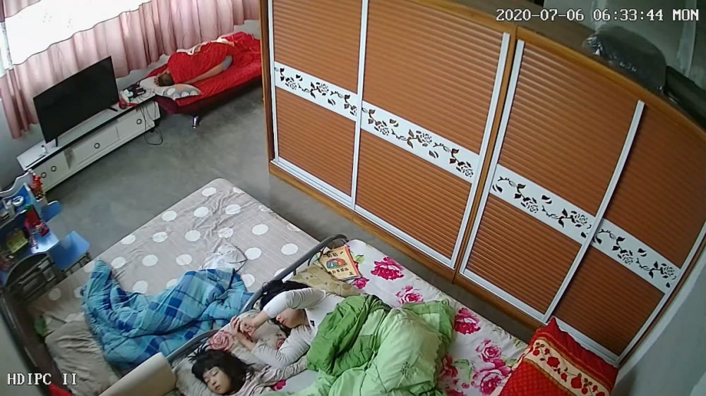 駭客破解家庭網路攝像頭偷拍分床睡的夫妻，媳婦偷偷走到老公床邊被拉過了