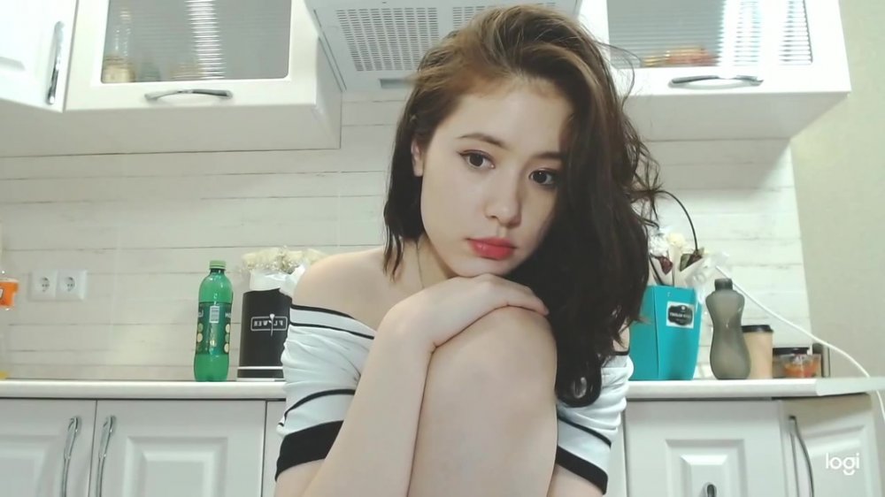 長相甜美極品清純亞籍嫩妹廚房自慰第二部