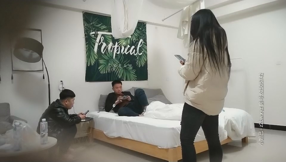 新人兄弟酒店偷拍賺錢，小姐姐挺配合，允許一個干另一個觀戰，大胸配合被狂乾一小時
