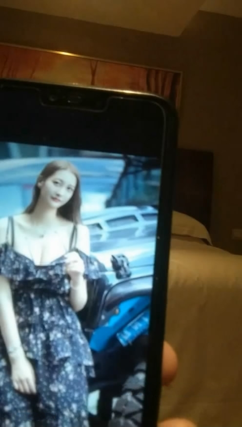 胖哥花高價網約身材高挑漂亮氣質車模兼職週邊等不急了沒洗就給按倒摳B預熱換上開襠黑絲