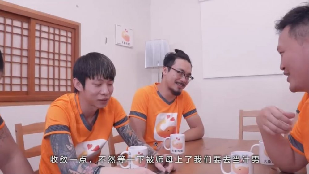 國產AV新片商大象傳媒出品師母偷窺球員 尿尿被發現勒令大家與師母一塊群P性愛極樂園