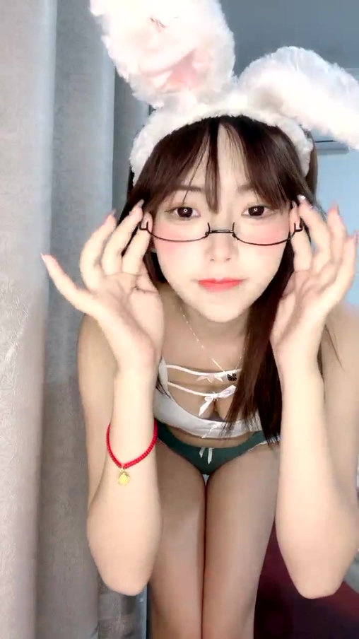卡哇伊新人眼睛萌妹子兔耳朵裝扮自慰，揉搓大白奶子掰穴特寫