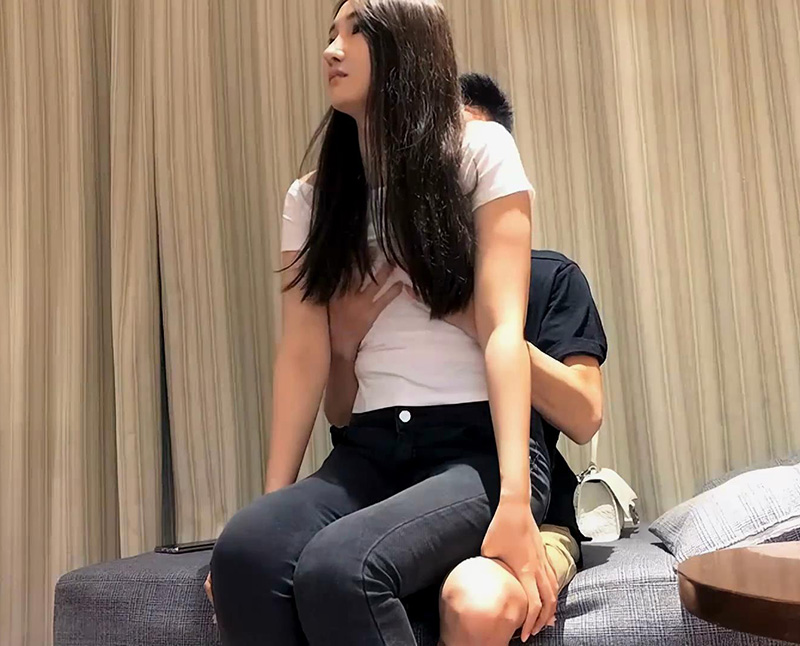 大屁股豐滿笑起來很甜美的小仙女，小哥太投入了總幻想是自己女朋友總是甜美的接吻，一邊接吻一邊操，妹子太舒服雙手緊緊抓著被單【MP4/755MB】