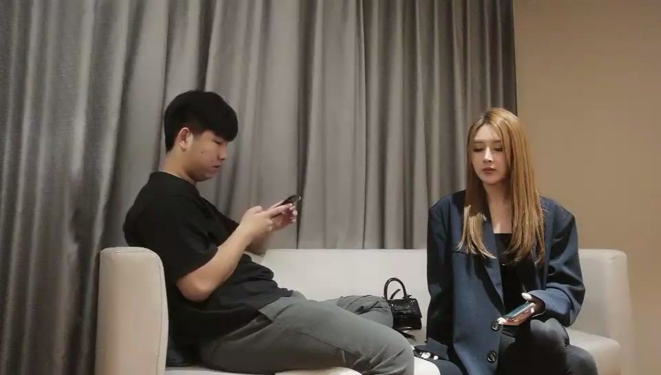 酒吧獵豔4000元搞到手的女神級極品性感氣質紋身女，小蠻腰，小翹臀，逼毛修剪成三角形，