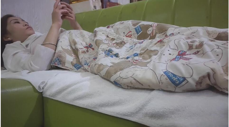 【約了個男人】，樓鳳小姐姐在家偷拍，賣淫 直播，商業新模式，大叔慘做男主角，躺平享受帝王般專業服務
