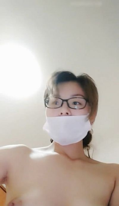 文藝氣質範的美女主播為了收益要直播和男友啪啪，男友不同意妹子只能用特殊道具幹他，最後被按在床上猛操！ 【MP4/248MB】