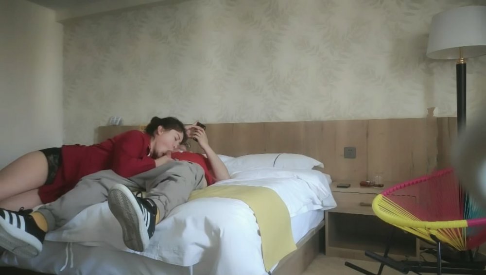 丸子頭人妻少婦被調教的服服帖帖換上肉絲情趣連續干2炮然後又把男性奴叫來玩3P完整時長