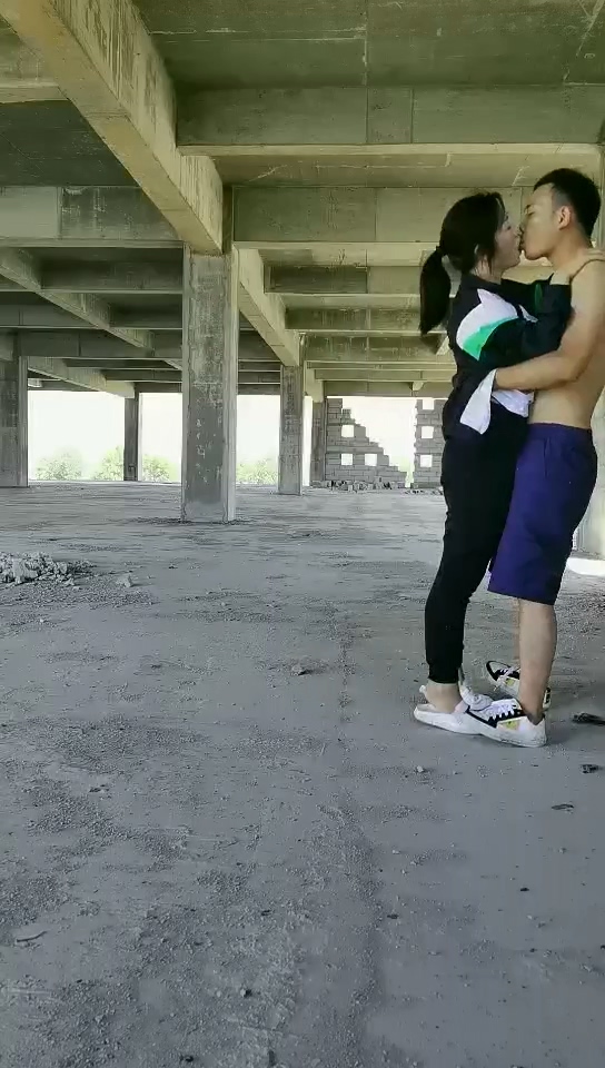 爛尾樓里的尖叫聲，全程露臉熟女司機跟小夥激情戶外，口交大雞巴真敞亮讓小哥后入揉奶子爆草