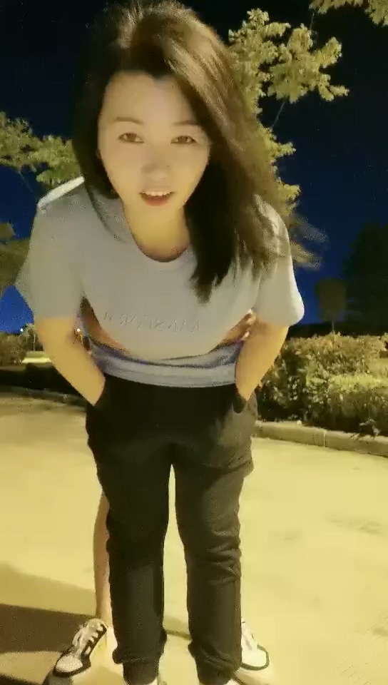 微熟女的誘惑全程露臉跟小哥戶外激情啪啪，直接親著就把手伸進褲子摳逼好多淫水
