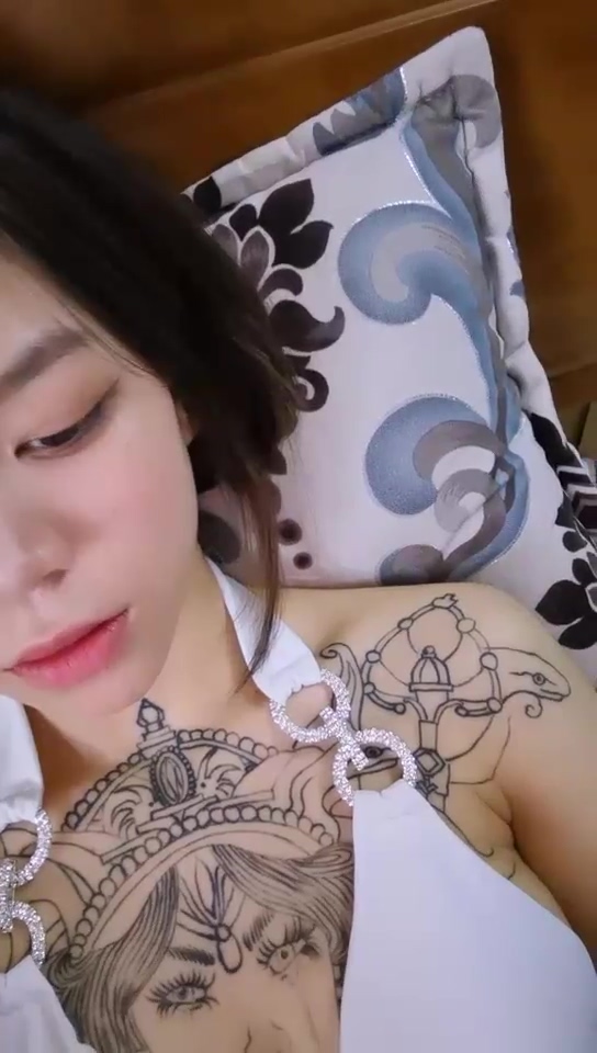 胸前滿紋身氣質極品苗條妹子和炮友直播大秀，深喉口交張開雙腿翹起屁股猛烈撞擊【MP4/372MB】
