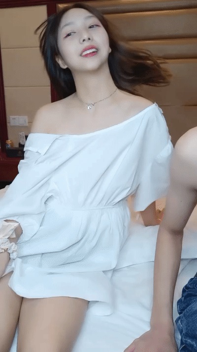 約清純甜美小姐姐下海直播大秀 手伸進裙子摸奶子 不給口交擼硬開操
