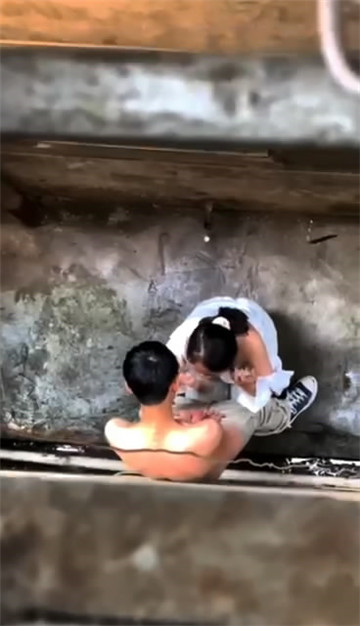 最近火遍全網的大學情侶光天化日下樓道巷子啪啪擾民旁若無人-叫聲在樓上都能聽到