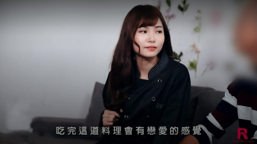 最新出品發售國產AV情景劇【悶騷宅男網络下單私廚❤️美女菲菲化身私人廚師到你家】