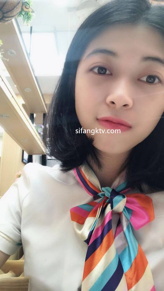 網癮少女做著愛玩著王者榮耀