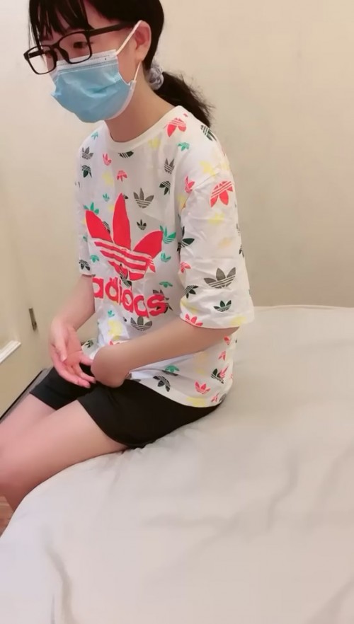 高中清純眼鏡妹初夜開苞 兩瓣陰唇飽滿肥美裂縫相當緊致 一鏡到底滾燙落紅草率了濃濃精液內射溢出