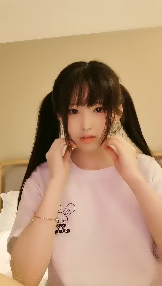 超萌的雙馬尾小蘿莉 球衣露臉[MP4/512MB]